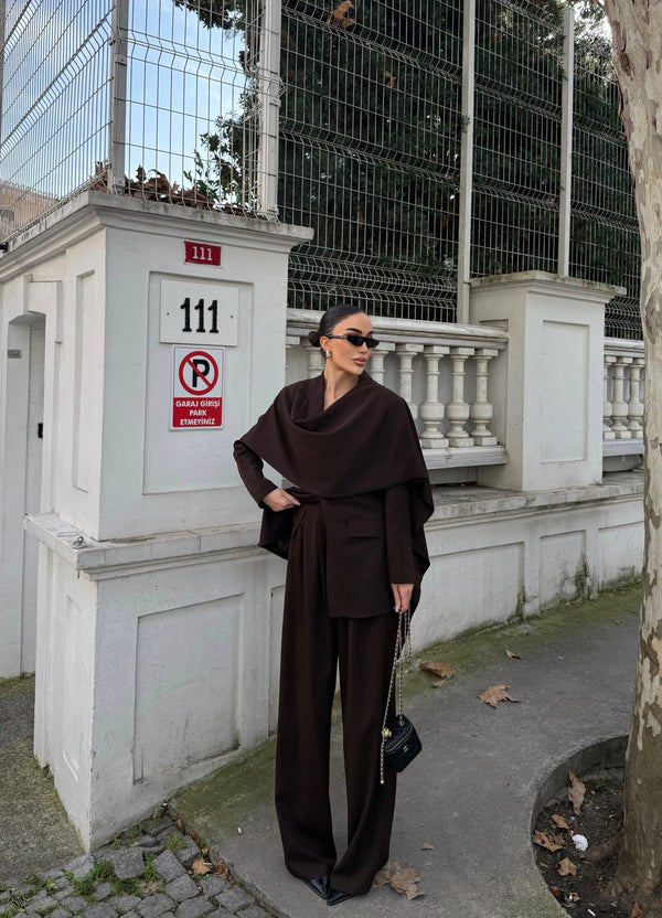 طقم رسمي مع وشاح مثبت