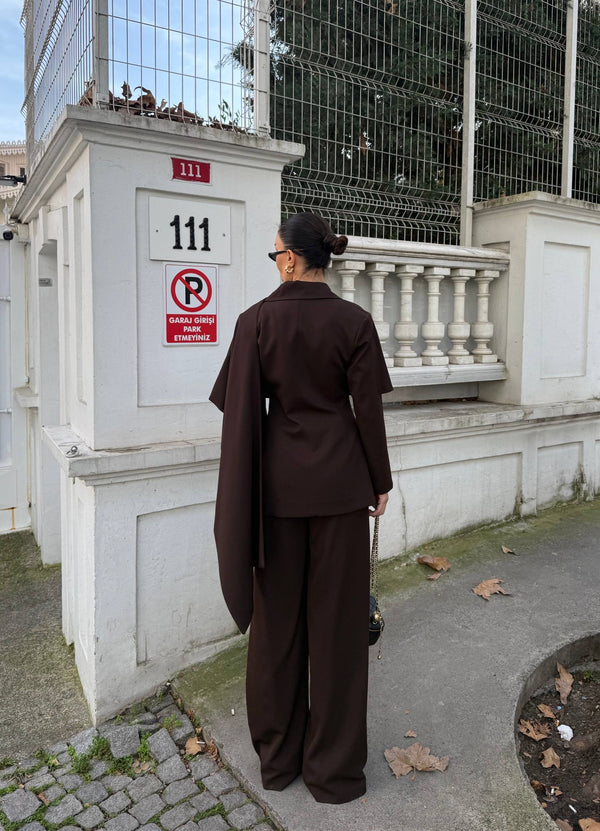 طقم رسمي مع وشاح مثبت