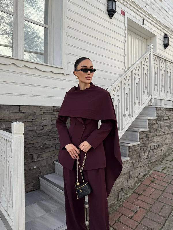 طقم رسمي مع وشاح مثبت