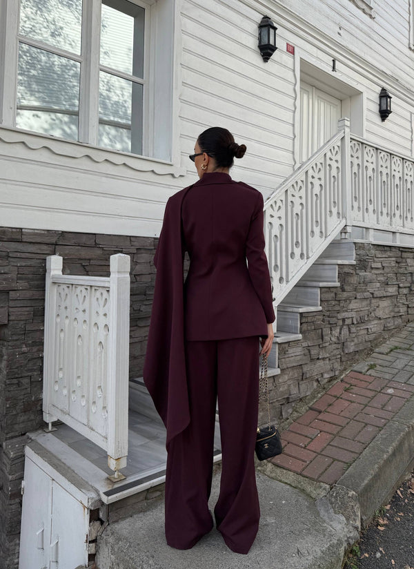 طقم رسمي مع وشاح مثبت