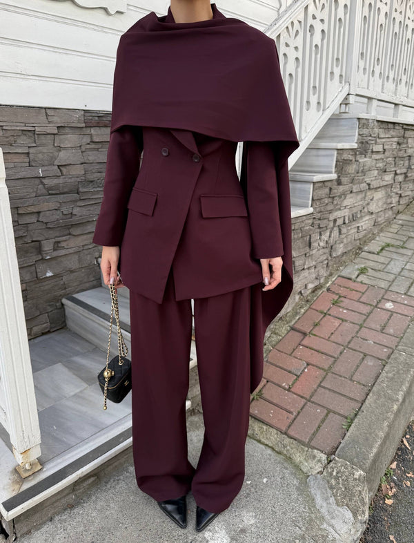 طقم رسمي مع وشاح مثبت