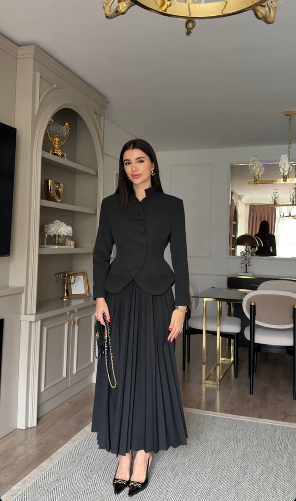 طقم بليزر مع تنورة كسرات