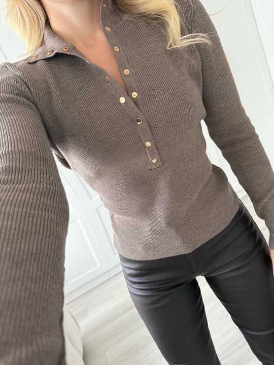 بلوزة بودي ازرار ذهبية مع قبة