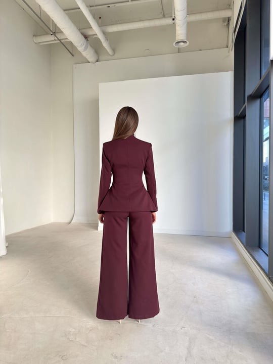 طقم رسمي مع ربطة عنق